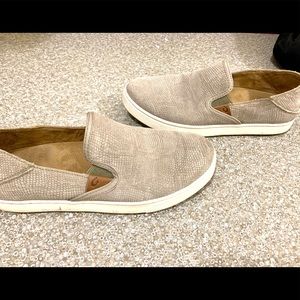Women’s Olukai Pehuea leather slip on. Size 8